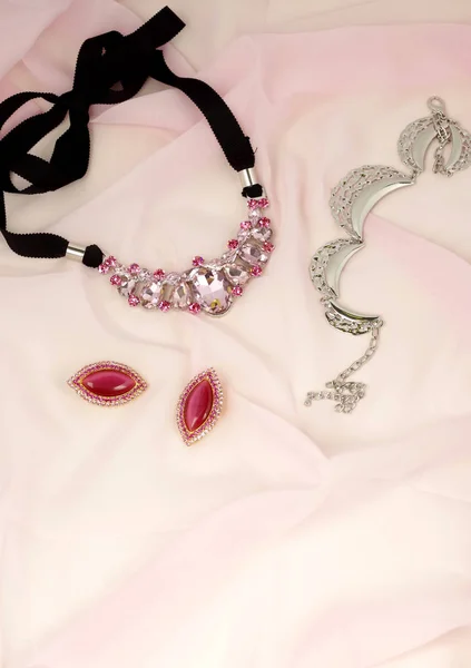Modeschmuckwerbung - Bijouterie auf rosa Tuch — Stockfoto