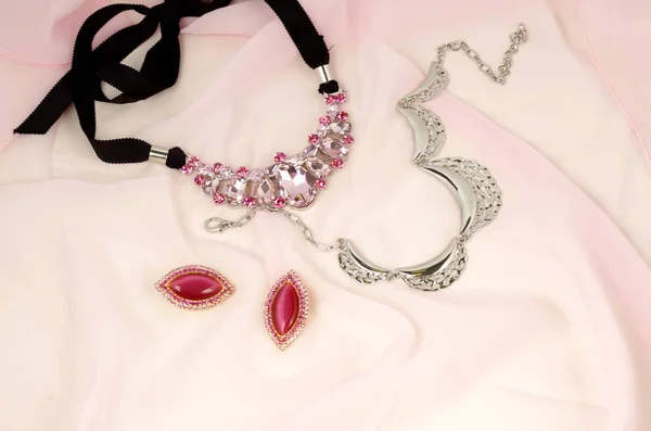 Anuncio de joyería de moda - bijouterie en pañuelo rosa — Foto de Stock