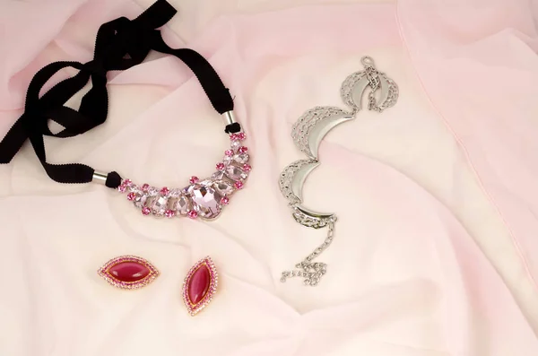 Anuncio de joyería de moda - bijouterie en pañuelo rosa — Foto de Stock