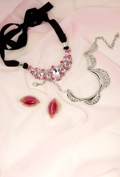 Anúncio de jóias de moda - bijouterie em lenço rosa — Fotografia de Stock