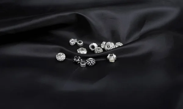 Boncuk, takılar ve üzerinde siyah saten dağınık Kolyeler