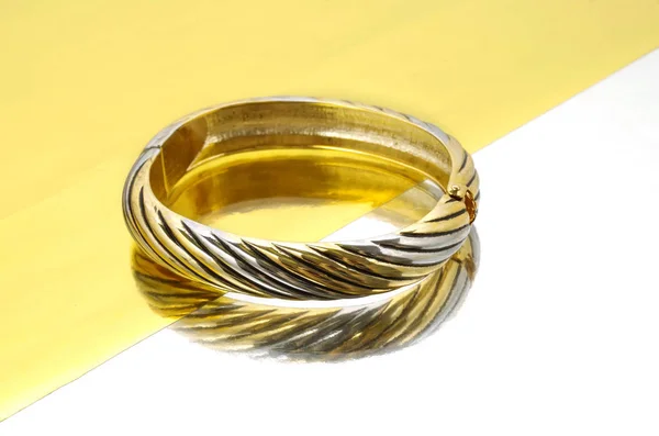 Halsband och armband på golden och silver spegel bakgrund — Stockfoto