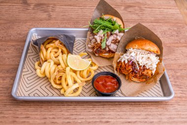 Kaliteli malzemeli lezzetli hamburger.