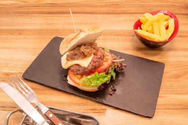 Kaliteli malzemeli lezzetli hamburger.