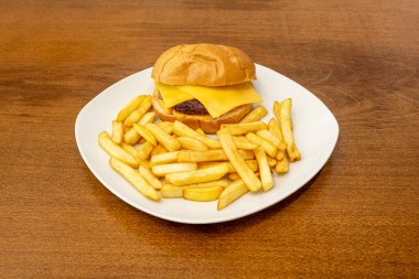 Kaliteli malzemeli lezzetli hamburger.