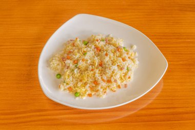 Üç Çin usulü pirinç ikramı.