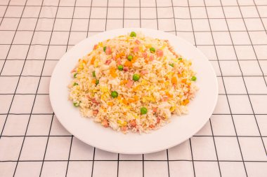 Üç Çin usulü pirinç ikramı.