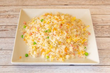 Üç Çin usulü pirinç ikramı.