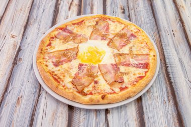Taze pişmiş pizza resmi.