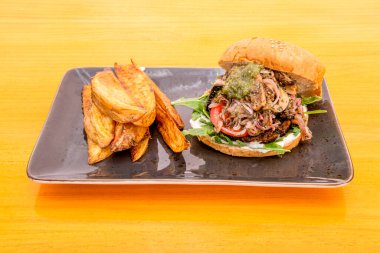 Kaliteli malzemeli lezzetli hamburger.