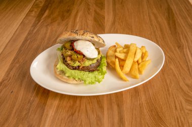 Kaliteli malzemeli lezzetli hamburger.