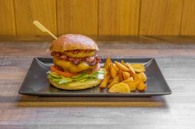 Kaliteli malzemeli lezzetli hamburger.