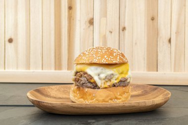 Kaliteli malzemeli lezzetli hamburger.