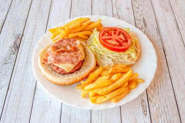 Kaliteli malzemeli lezzetli hamburger.