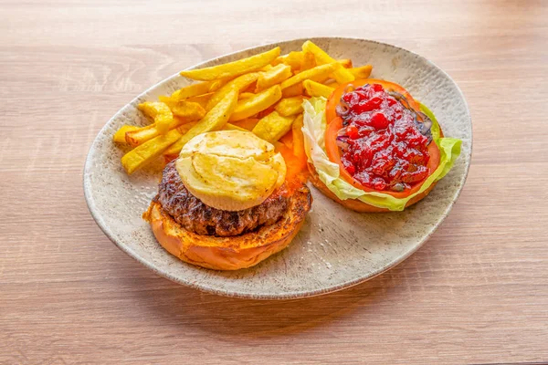 Leckerer Burger Mit Hochwertigen Zutaten — Stockfoto