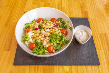 Taze malzemeli salata resmi