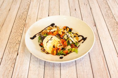 Taze malzemeli salata resmi