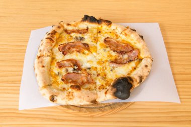 En iyi malzemelerden yapılmış pizza.