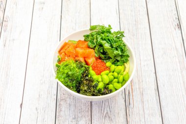 Bir kase taze balık ve sebze.