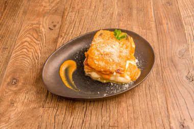 İtalyan lazanyası. Lokantada yapılmış.