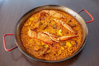 Paella tavasında servis edilen geleneksel İspanyol paella
