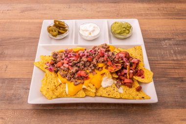 Guacamole soslu nacho.