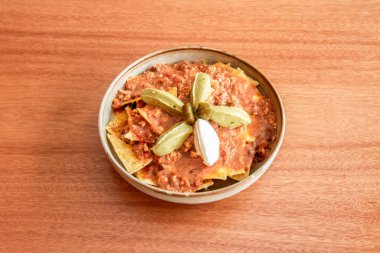 Guacamole soslu nacho.