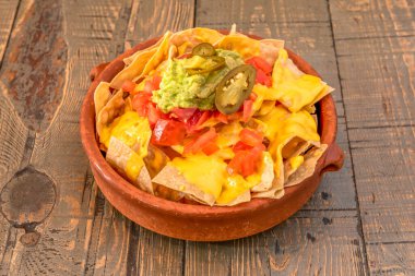 Guacamole soslu nacho.