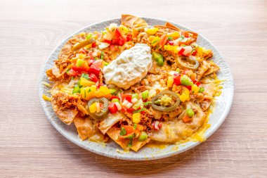 Guacamole soslu nacho.