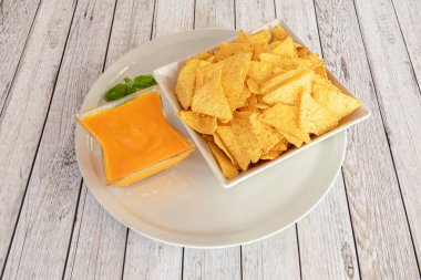 Guacamole soslu nacho.