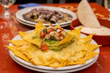 Guacamole soslu nacho.
