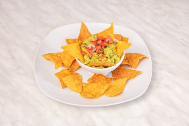 Guacamole soslu nacho.