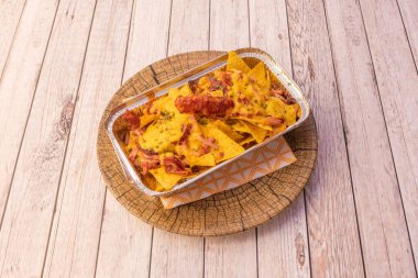 Guacamole soslu nacho.