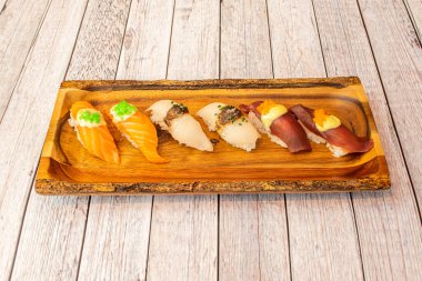 Çeşitli Japon nigiri resimleri