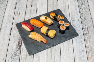 Çeşitli Japon nigiri resimleri