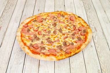 En iyi malzemelerden yapılmış pizza.