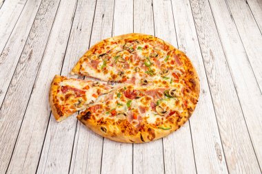 En iyi malzemelerden yapılmış pizza.