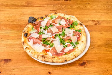 En iyi malzemelerden yapılmış pizza.