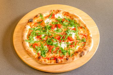 En iyi malzemelerden yapılmış pizza.