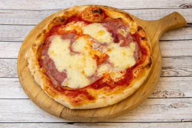 Taze İtalyan pizzası.