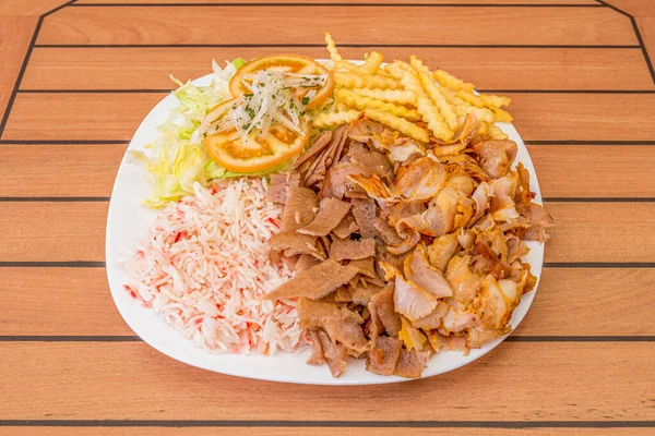 Imagen Plato Kebab Con Guarnición — Foto de Stock