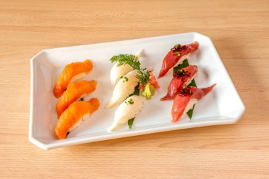 Çeşitli Japon nigiri resimleri