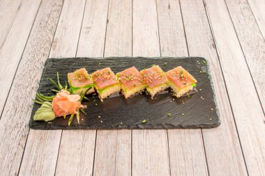 Çeşitli Japon nigiri resimleri