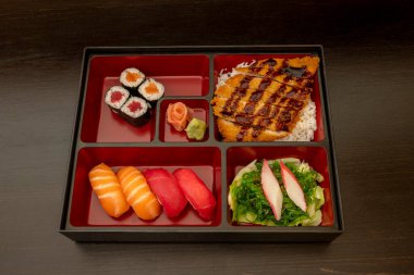 Çeşitli Japon nigiri resimleri