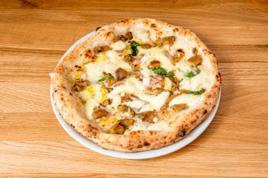 Taze pişmiş pizza resmi