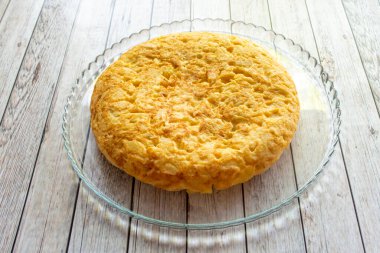 Geleneksel İspanyol patates omleti.