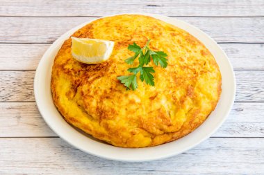 Geleneksel İspanyol patates omleti.