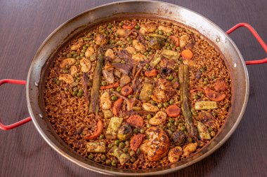 Paella tavasında sebzeli pilav tipik İspanya yemeği.