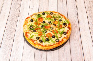 Taze pişmiş pizza resmi.