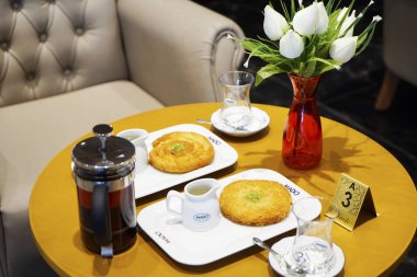 cam çaydanlık masanın üzerine Türk ve Doğu tatlılar